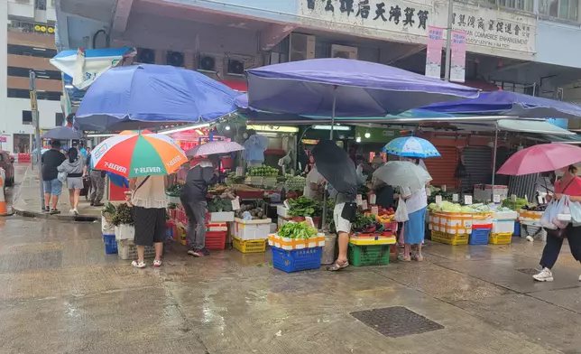 筲箕灣街市有不少蔬果供應，市民照常買餸。(巴士的報記者攝)