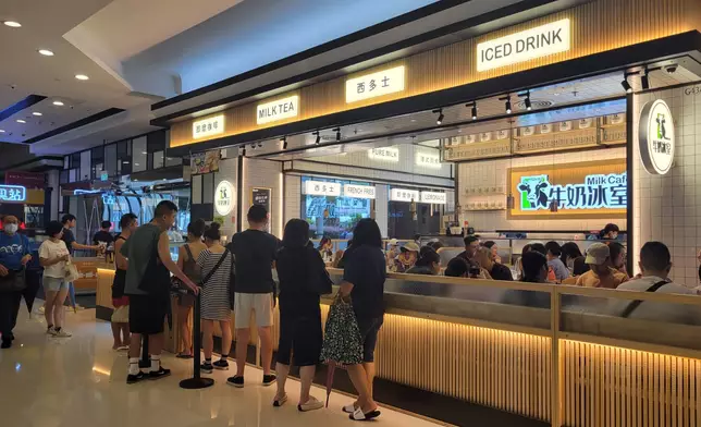 杏花邨商場的餐廳照常營業，門外更有人排隊等位。(巴士的報記者攝)