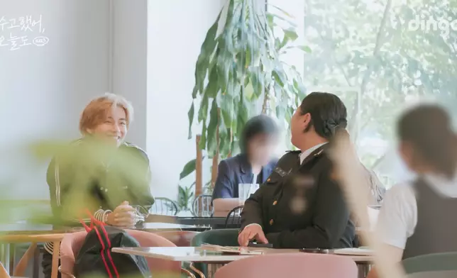 V溫柔呼喚粉絲的名字(影片截圖)