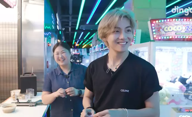 二人一起去遊戲機中心玩(影片截圖)