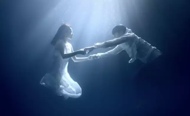 二人在漆黑當中挑戰水中拍攝。