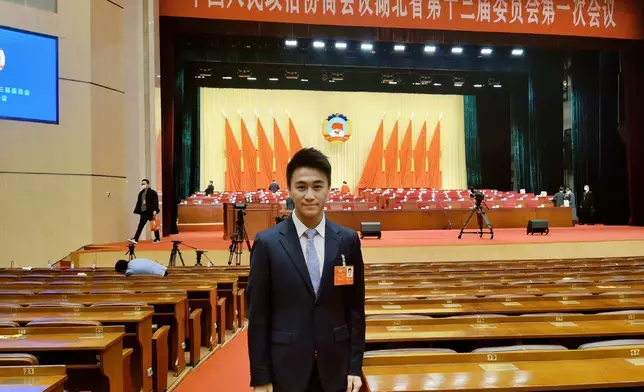 何猷君在28歲生日當天宣布當選第十三屆湖北省政協委員。