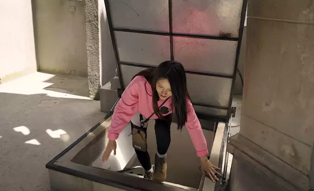 為咗欣賞美景，翠如登上教堂最高處。