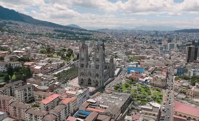 為咗欣賞美景，翠如登上教堂最高處。