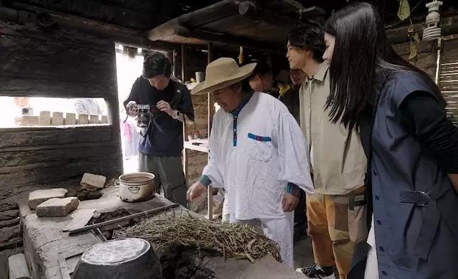 佢哋仲拜會咗當地嘅巫醫。