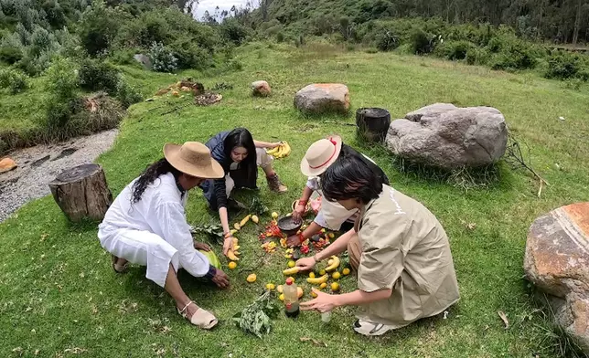 佢哋仲親身體驗咗由巫醫主持嘅驅除負能量儀式。