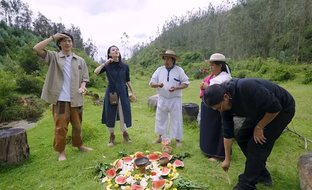 佢哋仲親身體驗咗由巫醫主持嘅驅除負能量儀式。