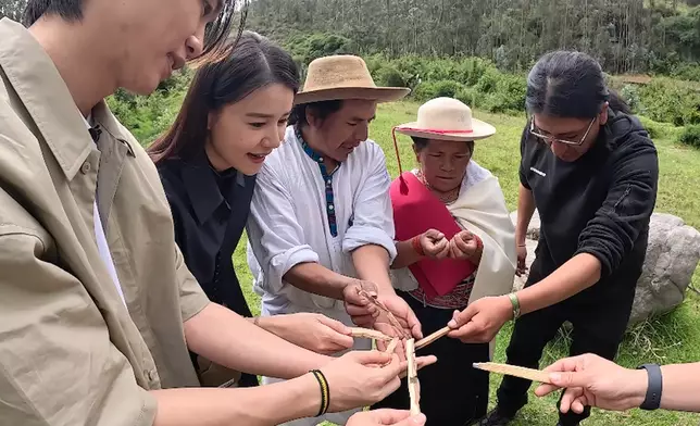 佢哋仲親身體驗咗由巫醫主持嘅驅除負能量儀式。