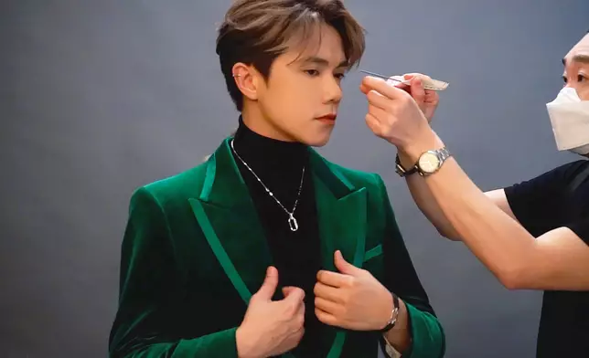 是次拍攝英皇珠寶廣告令張敬軒收起鬼馬，認真到好似準備緊Encore表演。