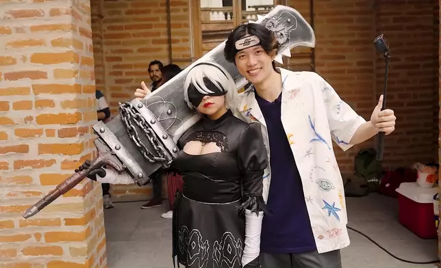 Liam係咁周圍搵cosplayer影相。