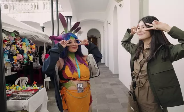 翠如就教當地cosplayer玩「港女五式」。