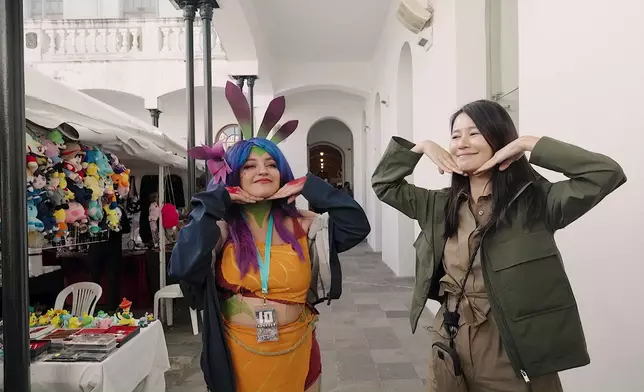 翠如就教當地cosplayer玩「港女五式」。