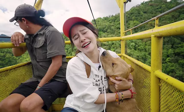 翠如只好攬住同行狗仔定驚。