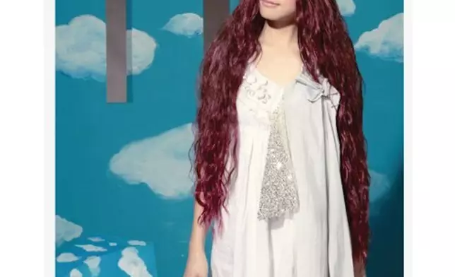 其中《黑白照》、《不要離我太遠》、《電燈膽》等都唱到街知巷聞，當然亦少不了與舊愛方力申的《好心好報》、《十分愛》等經典合唱歌。（網上圖片）