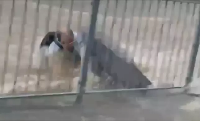 有途人被暴雨沖走。（FB圖片）