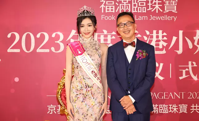 2023香港小姐季軍王敏慈獲頒后冠。