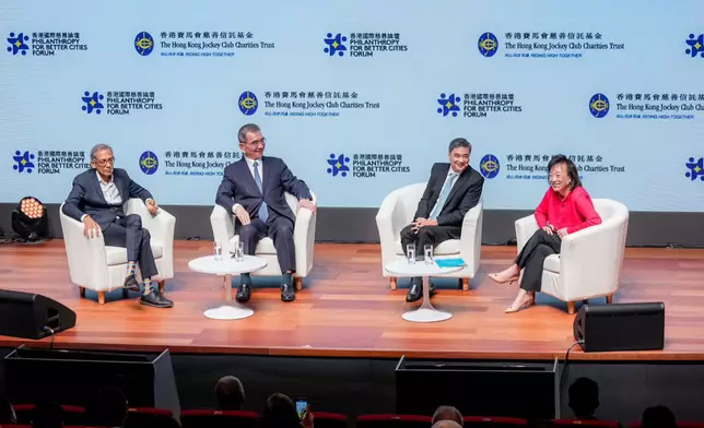 Abhijit Banerjee 教授(左一)聯同前泰國總理 Abhisit Vejjajiva(右二)和北京大學新結構經濟學研 究院院長及前世界銀行首席經濟學家林毅夫教授(左二)為第二場主題演講「創見與討論:東西方 新興的福利體制」擔任演講嘉賓，並由香港青年協會高級顧問及亞洲國際學校有限公司主席王䓪鳴 博士(右一)主持。