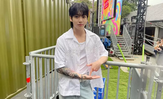 有網友挖出證據指柾國抽煙的地方並非在禁煙區（BTS Twitter圖片）