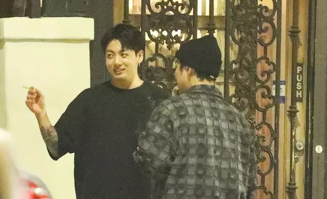 網上出現柾國在禁煙區抽煙和亂丟煙頭的批評（網上圖片）