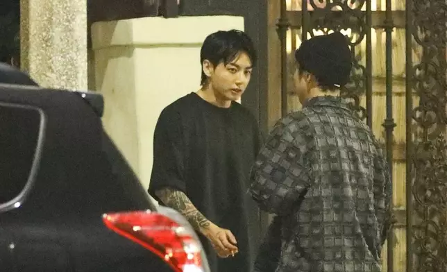 柾國在洛杉磯的某餐廳門外被捕獲（網上圖片）