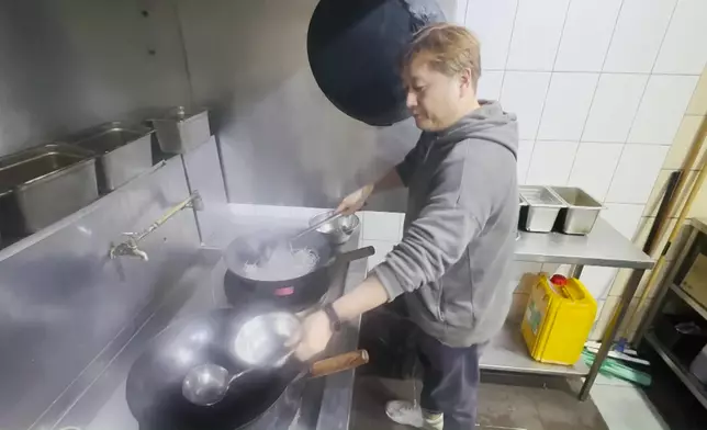 佢本身係喺悉尼經營泰國餐館架。