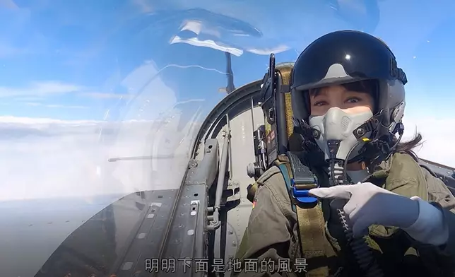 Do姐身處戰機，穿越雲層攀上6500米。