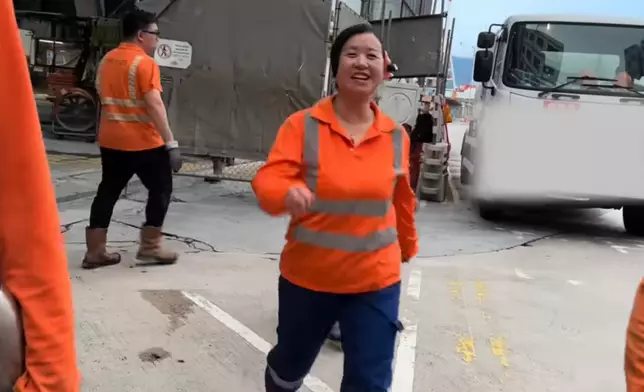 單親媽媽芳芳於地盤工作，月入5萬，靠自己的努力供養兩名兒子。（「你的微笑在香港原創」影片截圖）