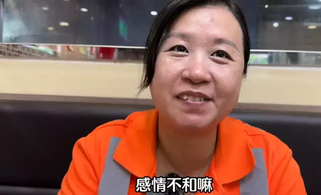 前夫沒有給予贍養費，芳芳亦拒絕領取綜援，每日朝七晚七工作，靠自己雙手在充滿男人的地盤工作。（「你的微笑在香港原創」影片截圖）