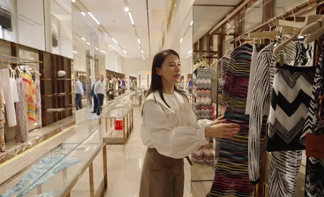 名店內只有翠如一人。