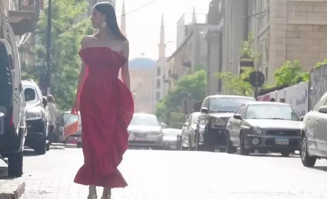 在貝魯特街頭catwalk曬香肩。