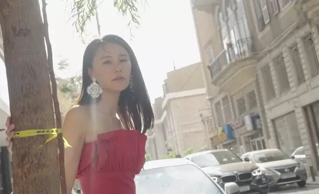 在貝魯特街頭catwalk曬香肩。