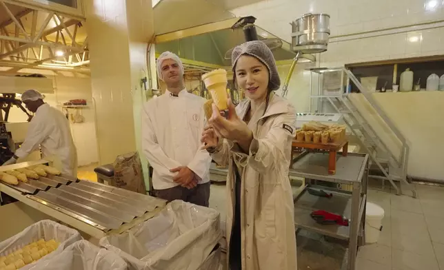 做完模特兒黃翠如變身工廠妹試食雪糕。