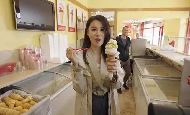 做完模特兒黃翠如變身工廠妹試食雪糕。