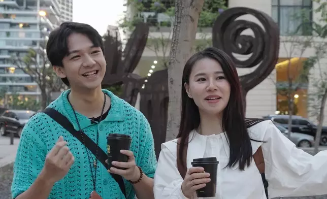 Arthur跟黃翠如匯合，買了一杯朱古力孝敬對方。