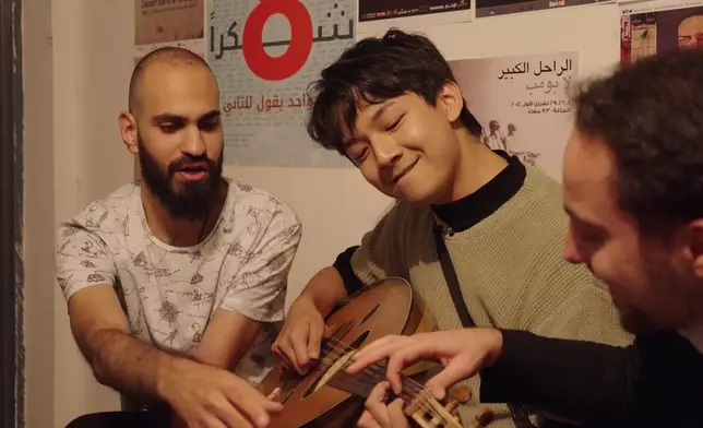 Arthur學玩中東樂器。