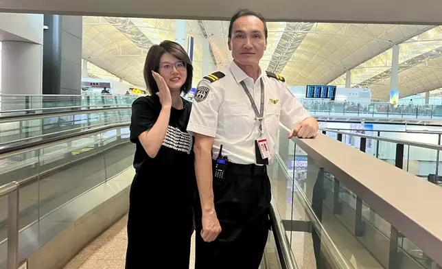 冼灝英笑容親切。