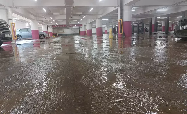 環翠停車場14日再經歷紅雨的情況。(巴士的報記者攝)
