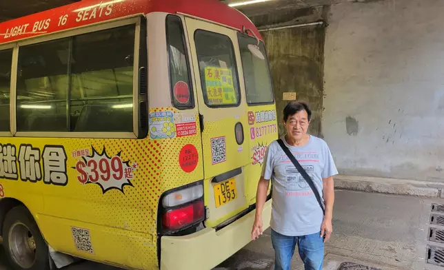 紅VAN司機徐先生。(巴士的報記者攝)