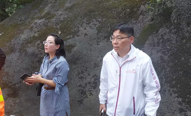 運輸及物流局局長林世雄(右)在現場了解行車情況。(巴士的報記者攝)