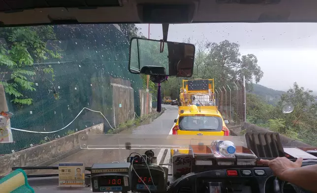 本網記者乘搭第一班有限度服務的紅色小巴入石澳。(巴士的報記者攝)