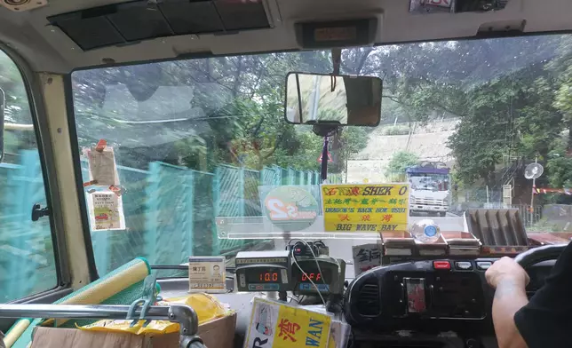 本網記者乘搭第一班有限度服務的紅色小巴入石澳。(巴士的報記者攝)