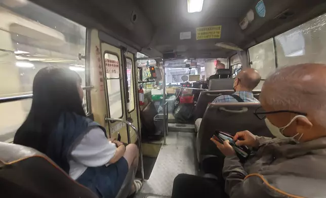 本網記者乘搭第一班有限度服務的紅色小巴入石澳。(巴士的報記者攝)