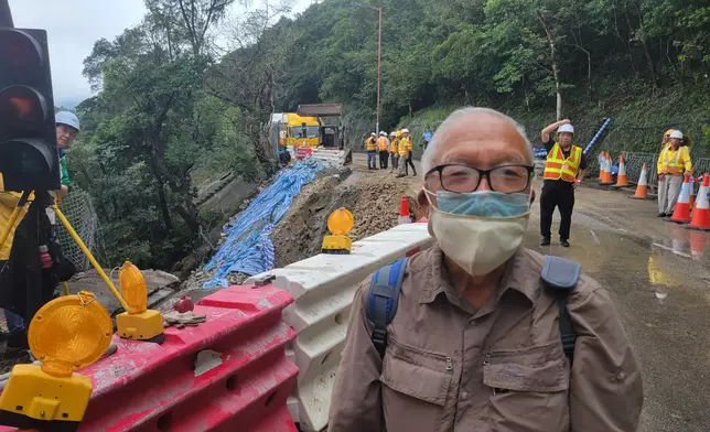 鶴咀居民黃先生說，中途下車步行，是很特別的經歷。(巴士的報記者攝)