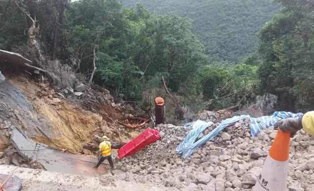 石澳道路況仍未修復，目前只能有限度重開。(巴士的報記者攝)
