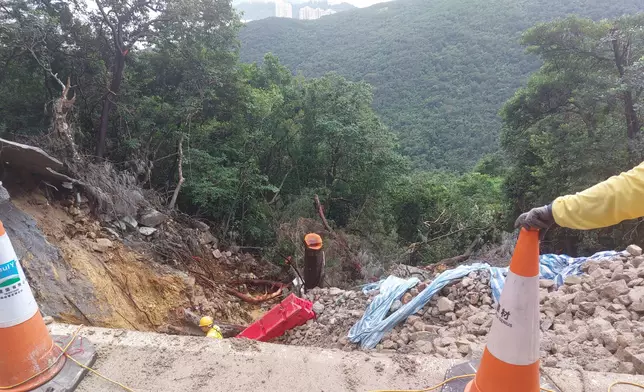 石澳道路況仍未修復，目前只能有限度重開。(巴士的報記者攝)