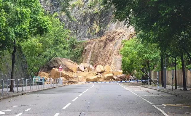 筲箕灣耀興道日前山泥傾瀉路段尚未清理。(巴士的報記者攝)