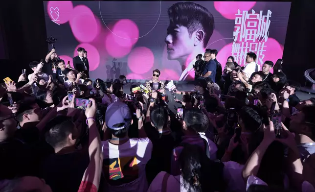 現場近百媒體出席。