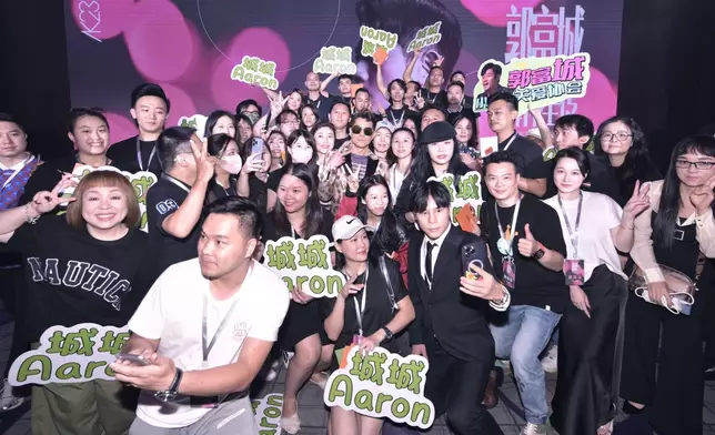 內地「城迷總會」近百名粉絲打氣團到現場支持Aaron。