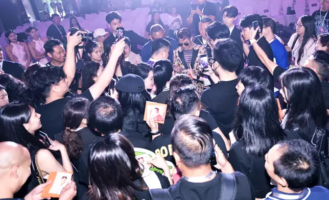 Aaron得知後亦特地由後台再次出來，和粉絲們合影同簽名。