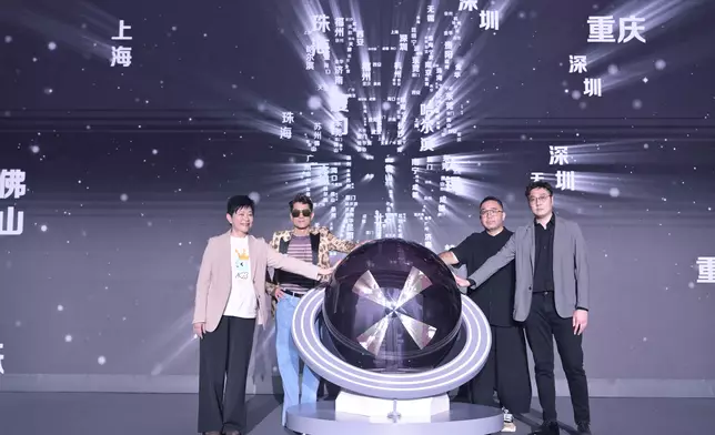 Aaron和團隊上台進行啟動儀式。